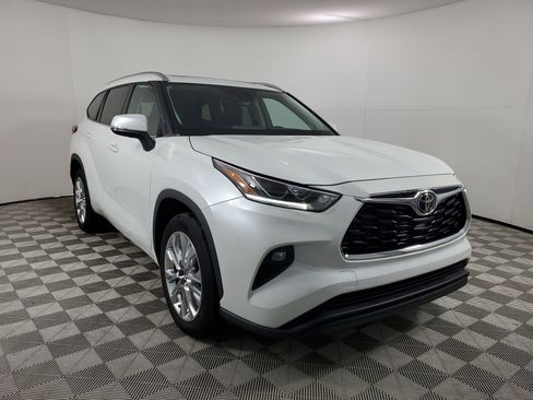 Used 2023 Toyota Highlander Limited FWD image 2