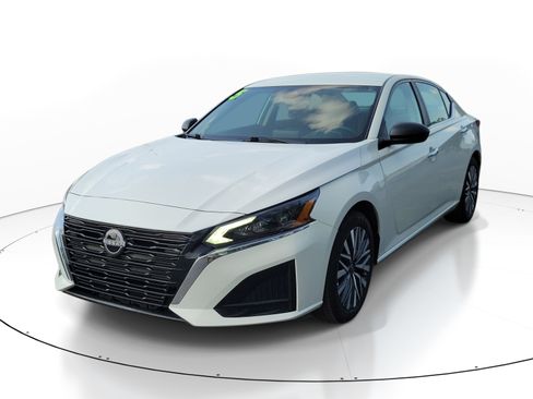 Used 2025 Nissan Altima 2.5 SV FWD image 3
