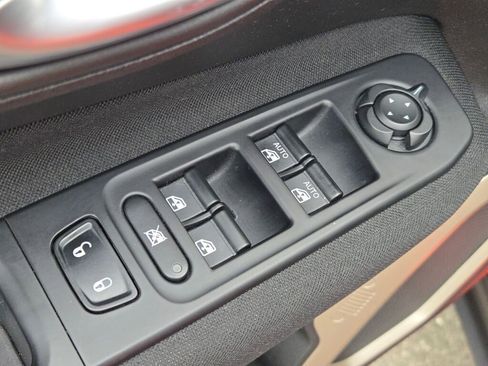 Used 2017 Jeep Renegade Latitude w/ Cold Weather Group FWD image 19