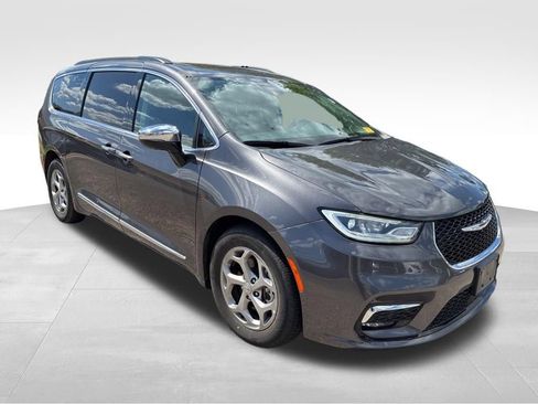 Used 2023 Chrysler Pacifica Limited FWD image 8