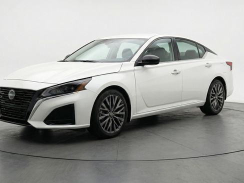 Used 2025 Nissan Altima 2.5 SV image 3