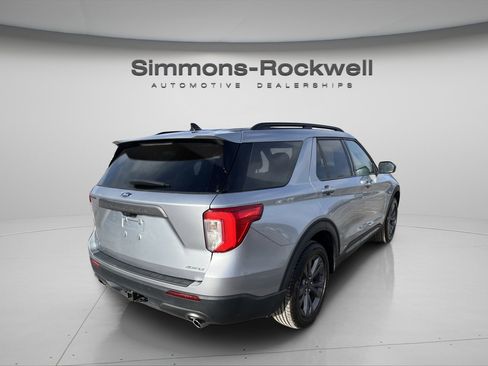 Used 2022 Ford Explorer XLT w/ Equipment Group 202A image 7