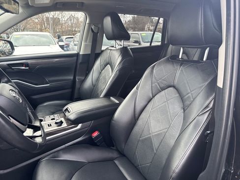 Used 2024 Toyota Highlander Platinum image 16