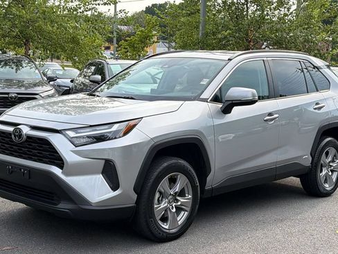 Used 2025 Toyota RAV4 XLE AWD/4WD image 2