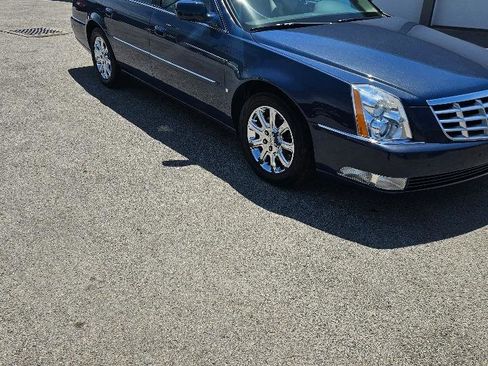 Used 2009 Cadillac DTS w/ Sun And Sound Package FWD image 3