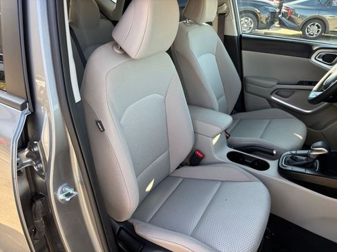 Used 2025 Kia Soul LX w/ LX Technology Package image 34