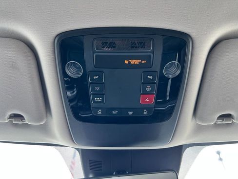 Used 2025 Kia Carnival EX FWD image 23