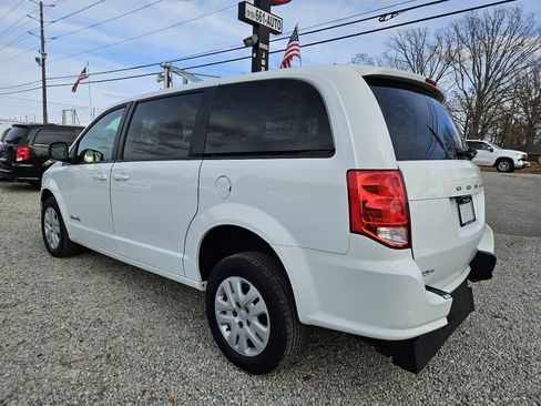 Used 2018 Dodge Grand Caravan SE image 4