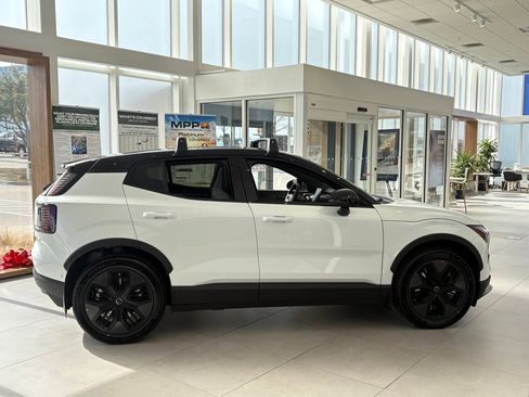 New 2026 Volvo EX30 Cross Country Ultra image 3