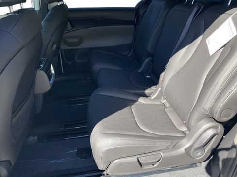 New 2026 Kia Carnival FWD image 24