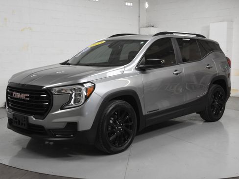 Used 2023 GMC Terrain SLE w/ Driver Convenience Package FWD image 7
