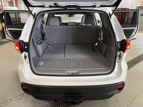 Used 2019 Toyota Highlander LE AWD/4WD image 36