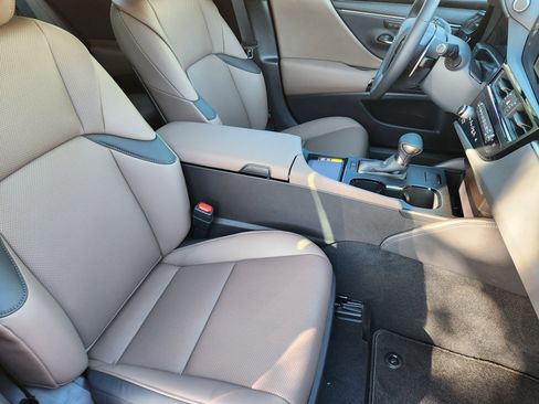 New 2025 Lexus ES 350 w/ Premium Package image 9