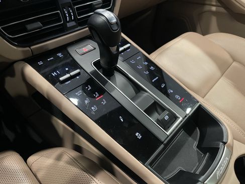 Used 2024 Porsche Macan image 19