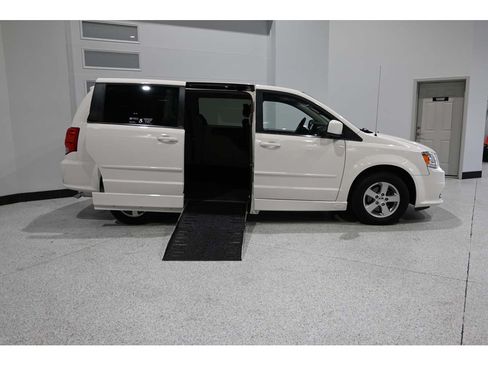 Used 2012 Dodge Grand Caravan Crew FWD image 17