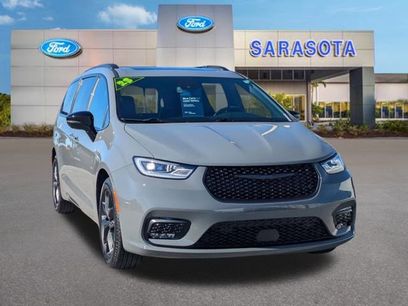 Used 2023 Chrysler Pacifica Limited w/ S Appearance Package