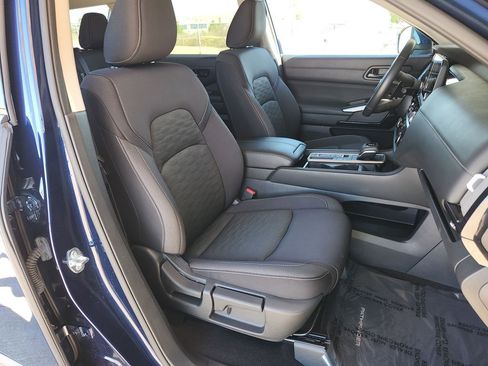 Certified 2025 Nissan Pathfinder SV image 16