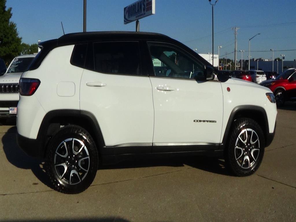Certified 2024 Jeep Compass Trailhawk w/ Sun and Sound Group AWD/4WD image 5