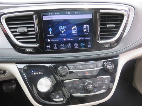 Used 2018 Chrysler Pacifica Limited w/ Advanced Safetytec Group FWD image 19