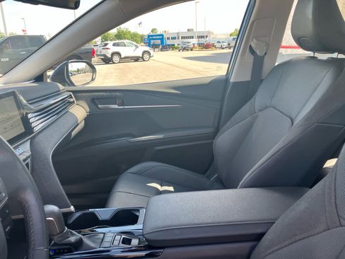 Used 2025 Toyota Camry XLE FWD image 11