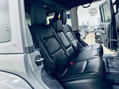 Used 2019 Jeep Wrangler Unlimited Sahara image 35