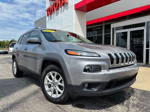 Used 2017 Jeep Cherokee Latitude w/ Cold Weather Group AWD/4WD image 1