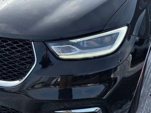 Used 2024 Chrysler Pacifica Touring-L image 2