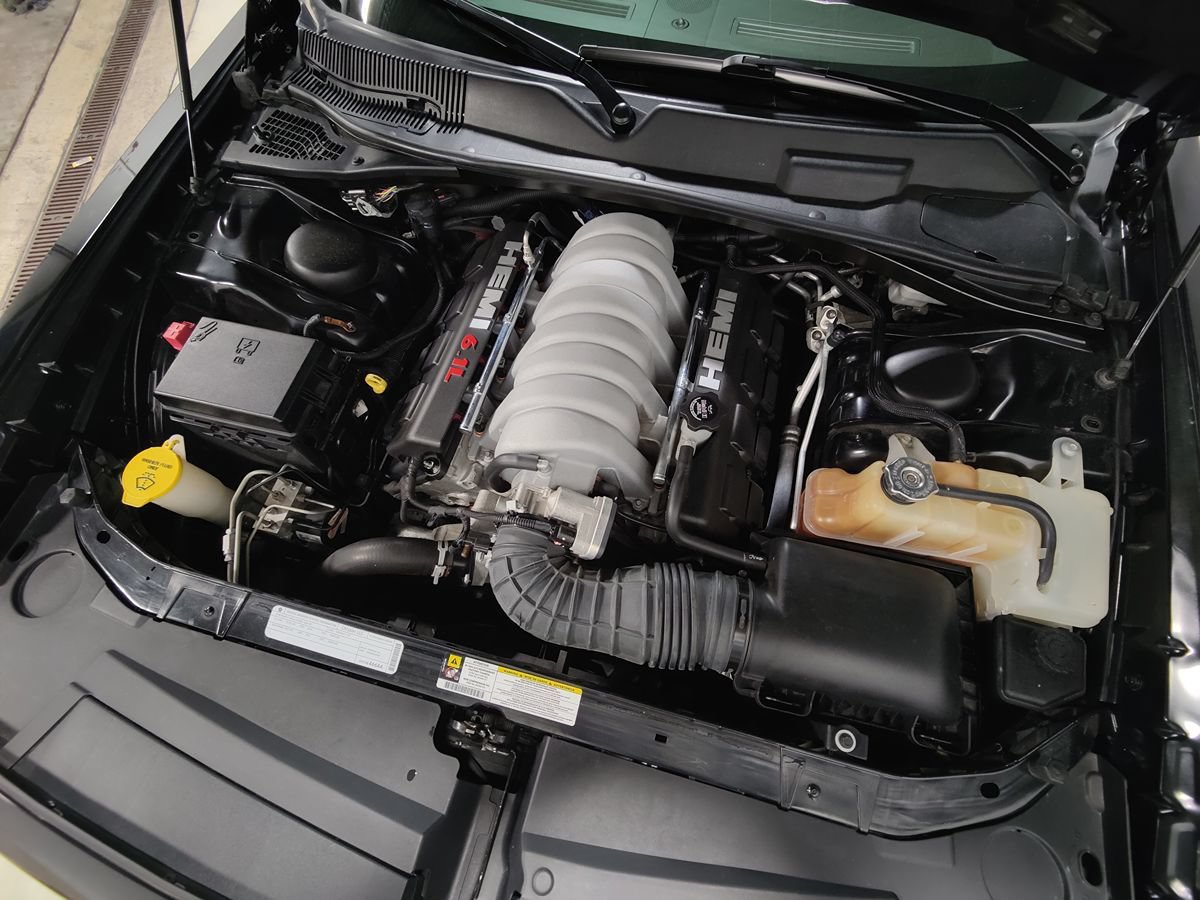 Used 2009 Dodge Challenger SRT8 w/ SRT Option Group II RWD image 4