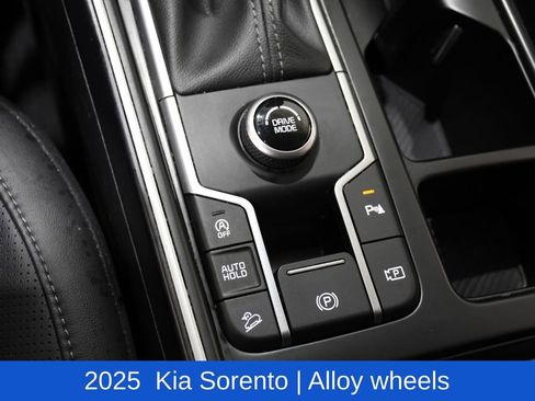 Used 2025 Kia Sorento S FWD image 25