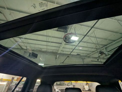 Used 2024 Volkswagen Tiguan SE R-Line image 15