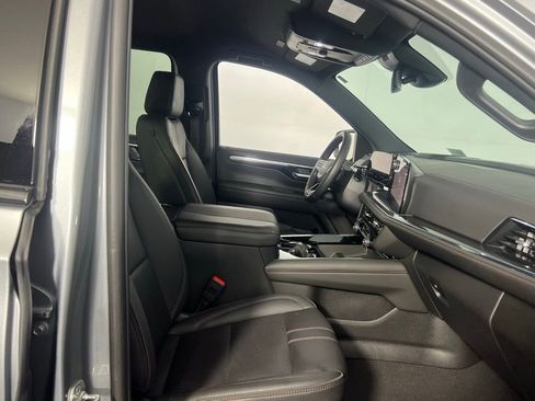 Used 2025 Chevrolet Suburban RST image 33
