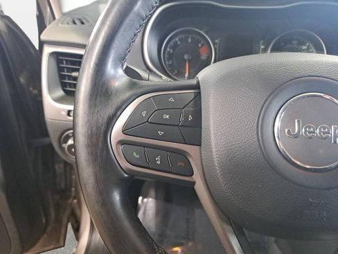 Used 2020 Jeep Cherokee Latitude Plus w/ Comfort/Convenience Group AWD/4WD image 18