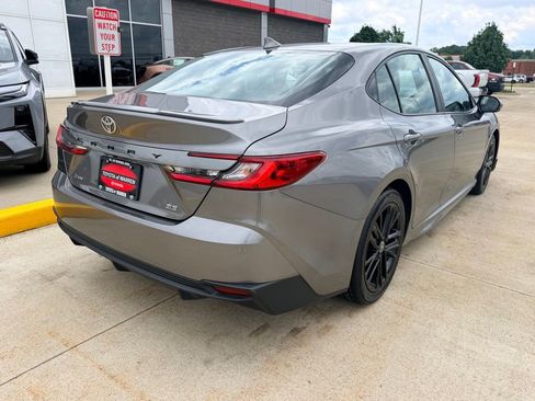 Used 2025 Toyota Camry SE FWD image 4