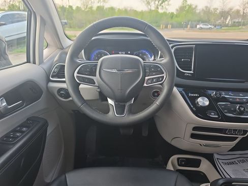 Used 2024 Chrysler Pacifica Touring-L image 15