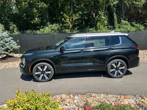 New 2025 Mitsubishi Outlander AWD image 2