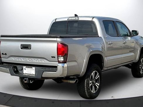 Used 2018 Toyota Tacoma SR5 AWD/4WD image 9