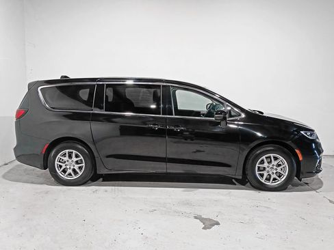 Used 2024 Chrysler Pacifica Touring-L FWD image 7