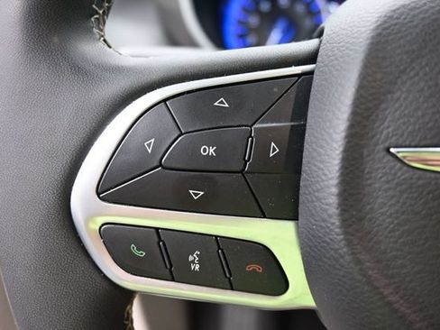 Used 2024 Chrysler Pacifica Touring-L FWD image 27