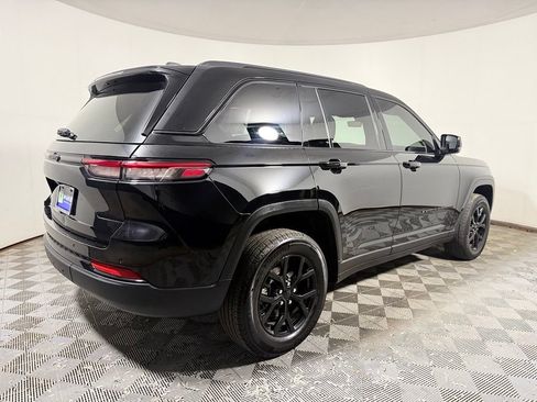 Used 2025 Jeep Grand Cherokee Altitude AWD/4WD image 7