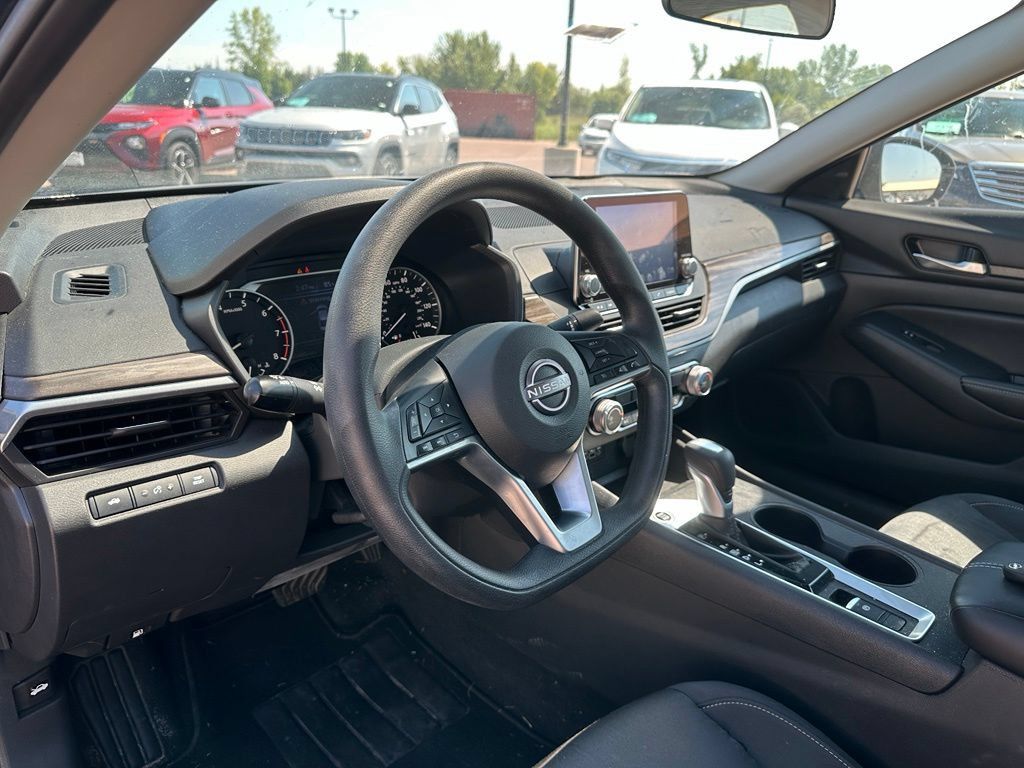 Used 2025 Nissan Altima 2.5 SV AWD/4WD image 13