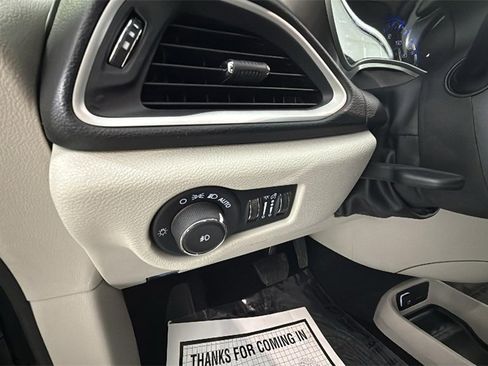 Used 2024 Chrysler Pacifica Touring-L image 29