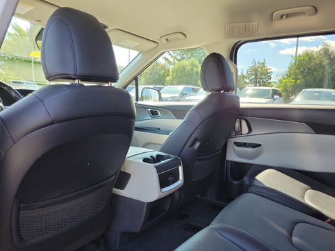 Used 2023 Kia Carnival LX FWD image 13