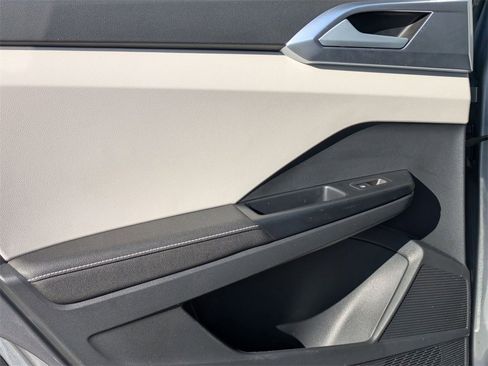 Used 2025 Volkswagen Taos SE image 25