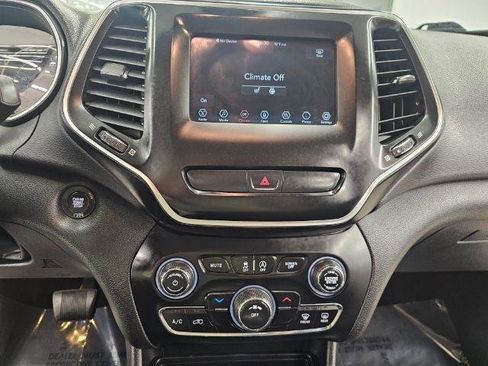 Used 2019 Jeep Cherokee Latitude Plus w/ Cold Weather Group AWD/4WD image 18