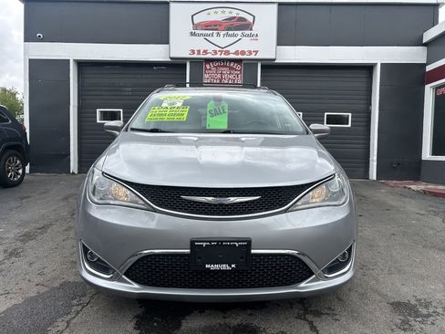 Used 2017 Chrysler Pacifica Touring-L w/ Tire & Wheel Group FWD image 2