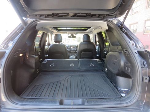 Used 2019 Jeep Cherokee Limited AWD/4WD image 27