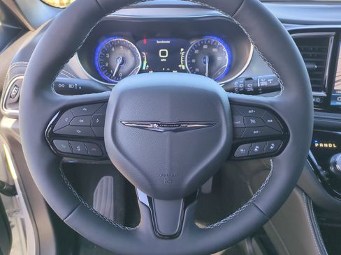 New 2026 Chrysler Pacifica Limited image 9