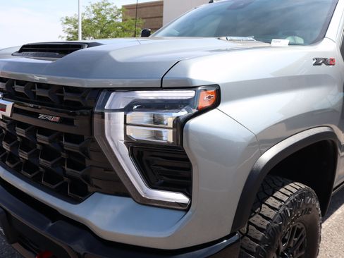 Used 2024 Chevrolet Silverado 2500 ZR2 w/ Technology Package AWD/4WD image 14