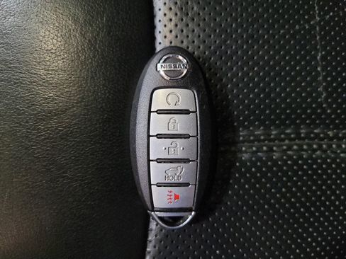 Used 2017 Nissan Pathfinder Platinum w/ Family Entertainment Package AWD/4WD image 32