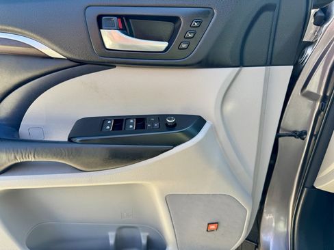 Used 2016 Toyota Highlander Limited image 29